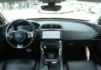 Подержанный автомобиль Jaguar XE 2018 года (12 фото)