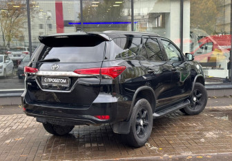 Подержанный автомобиль Toyota Fortuner 2018 года (8 фото)