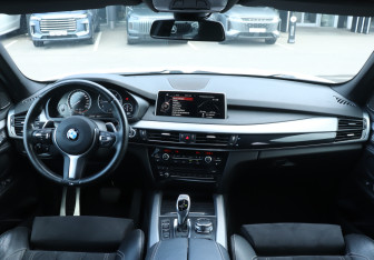 Подержанный автомобиль BMW X5 2015 года (12 фото)