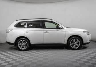Подержанный автомобиль Mitsubishi Outlander 2013 года (4 фото)