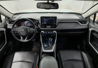 Подержанный автомобиль Toyota RAV4 2021 года (13 фото)