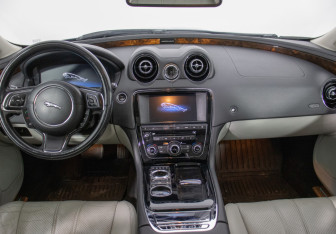 Подержанный автомобиль Jaguar XJ 2014 года (13 фото)