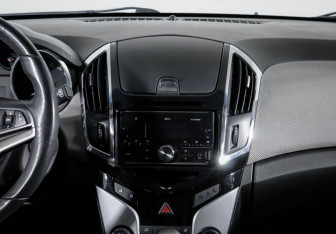 Подержанный автомобиль Chevrolet Cruze Hatchback 2013 года (13 фото)