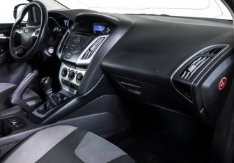 Подержанный автомобиль Ford Focus Sedan 2011 года (10 фото)