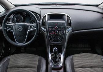 Подержанный автомобиль Opel Astra Hatchback 2012 года (13 фото)