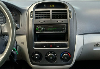Подержанный автомобиль Kia Cerato Hatchback 2006 года (12 фото)