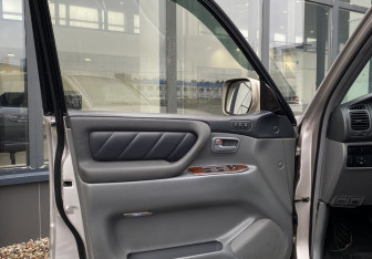 Подержанный автомобиль Toyota Land Cruiser Suv 2000 года (17 фото)