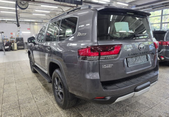 Новый Toyota Land Cruiser Suv 2022 (2 фото)