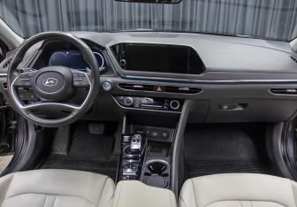 Подержанный автомобиль Hyundai Sonata 2022 года (14 фото)