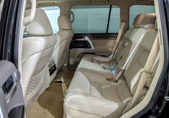 Подержанный автомобиль Toyota Land Cruiser Suv 2018 года (12 фото)