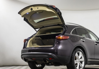 Подержанный автомобиль Infiniti QX70 2015 года (19 фото)