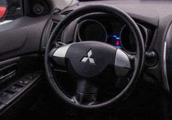 Подержанный автомобиль Mitsubishi ASX 2011 года (15 фото)