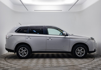 Подержанный автомобиль Mitsubishi Outlander 2012 года (6 фото)