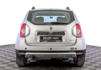 Подержанный автомобиль Renault Duster 2015 года (6 фото)