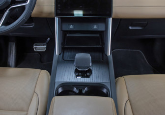 Подержанный автомобиль Land Rover Discovery Sport 2024 года (16 фото)