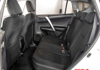 Подержанный автомобиль Toyota RAV4 2018 года (10 фото)