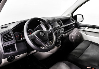 Подержанный автомобиль Volkswagen Transporter Van 2018 года (11 фото)