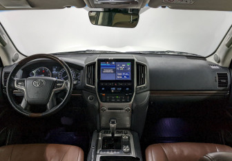 Подержанный автомобиль Toyota Land Cruiser Suv 2016 года (26 фото)