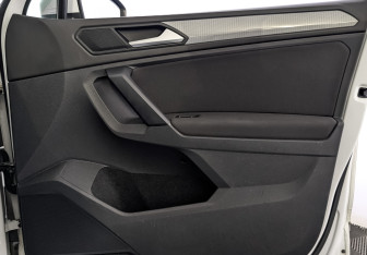 Подержанный автомобиль Volkswagen Tiguan 2021 года (24 фото)