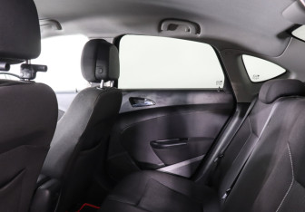 Подержанный автомобиль Opel Astra Sedan 2013 года (8 фото)