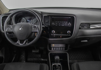Подержанный автомобиль Mitsubishi Outlander 2021 года (13 фото)