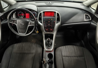 Подержанный автомобиль Opel Astra Hatchback 2011 года (12 фото)