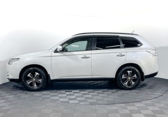 Подержанный автомобиль Mitsubishi Outlander 2013 года (8 фото)
