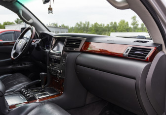 Подержанный автомобиль Lexus LX 2008 года (13 фото)