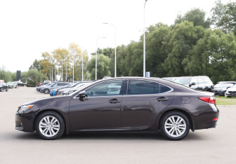 Подержанный автомобиль Lexus ES 2015 года (8 фото)