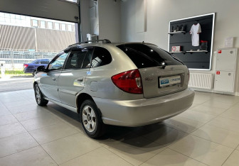 Подержанный автомобиль Kia Rio Wagon 2005 года (6 фото)