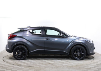 Подержанный автомобиль Toyota C-HR 2019 года (4 фото)