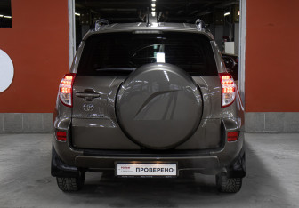 Подержанный автомобиль Toyota RAV4 2010 года (6 фото)