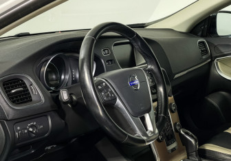 Подержанный автомобиль Volvo V40 Cross Country 2013 года (13 фото)