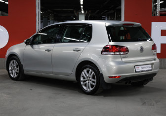 Подержанный автомобиль Volkswagen Golf Hatchback 2012 года (7 фото)