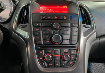 Подержанный автомобиль Opel Astra Hatchback 2012 года (13 фото)