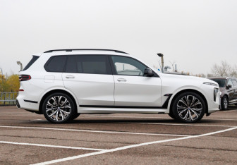 Подержанный автомобиль BMW X7 2023 года (4 фото)
