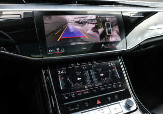 Подержанный автомобиль Audi A8 2023 года (21 фото)