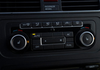 Подержанный автомобиль Volkswagen Touran 2011 года (14 фото)