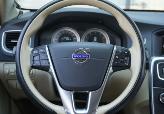 Подержанный автомобиль Volvo S60 2012 года (14 фото)