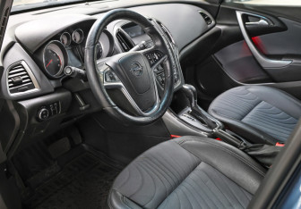 Подержанный автомобиль Opel Astra Hatchback 2013 года (15 фото)