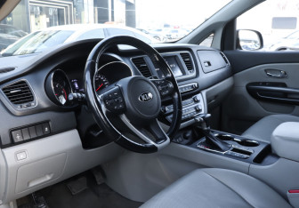 Подержанный автомобиль Kia Carnival 2019 года (13 фото)