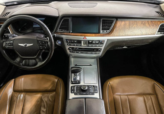 Подержанный автомобиль Genesis G80 2017 года (12 фото)