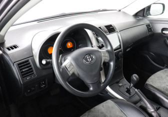 Подержанный автомобиль Toyota Corolla Sedan 2008 года (7 фото)