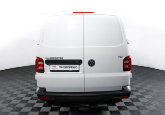 Подержанный автомобиль Volkswagen Transporter Van 2018 года (6 фото)