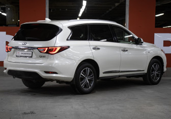 Подержанный автомобиль Infiniti QX60 2017 года (5 фото)