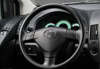 Подержанный автомобиль Toyota Corolla Verso 2006 года (12 фото)