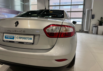 Подержанный автомобиль Renault Fluence 2014 года (7 фото)