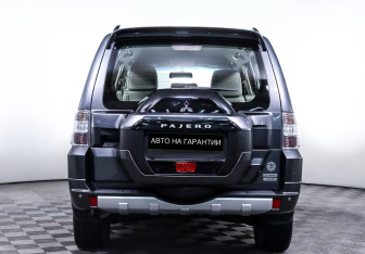 Подержанный автомобиль Mitsubishi Pajero 2017 года (6 фото)