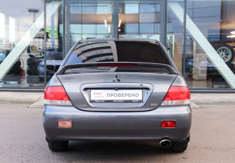 Подержанный автомобиль Mitsubishi Lancer Sedan 2005 года (5 фото)