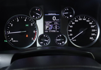 Подержанный автомобиль Lexus LX 2015 года (11 фото)